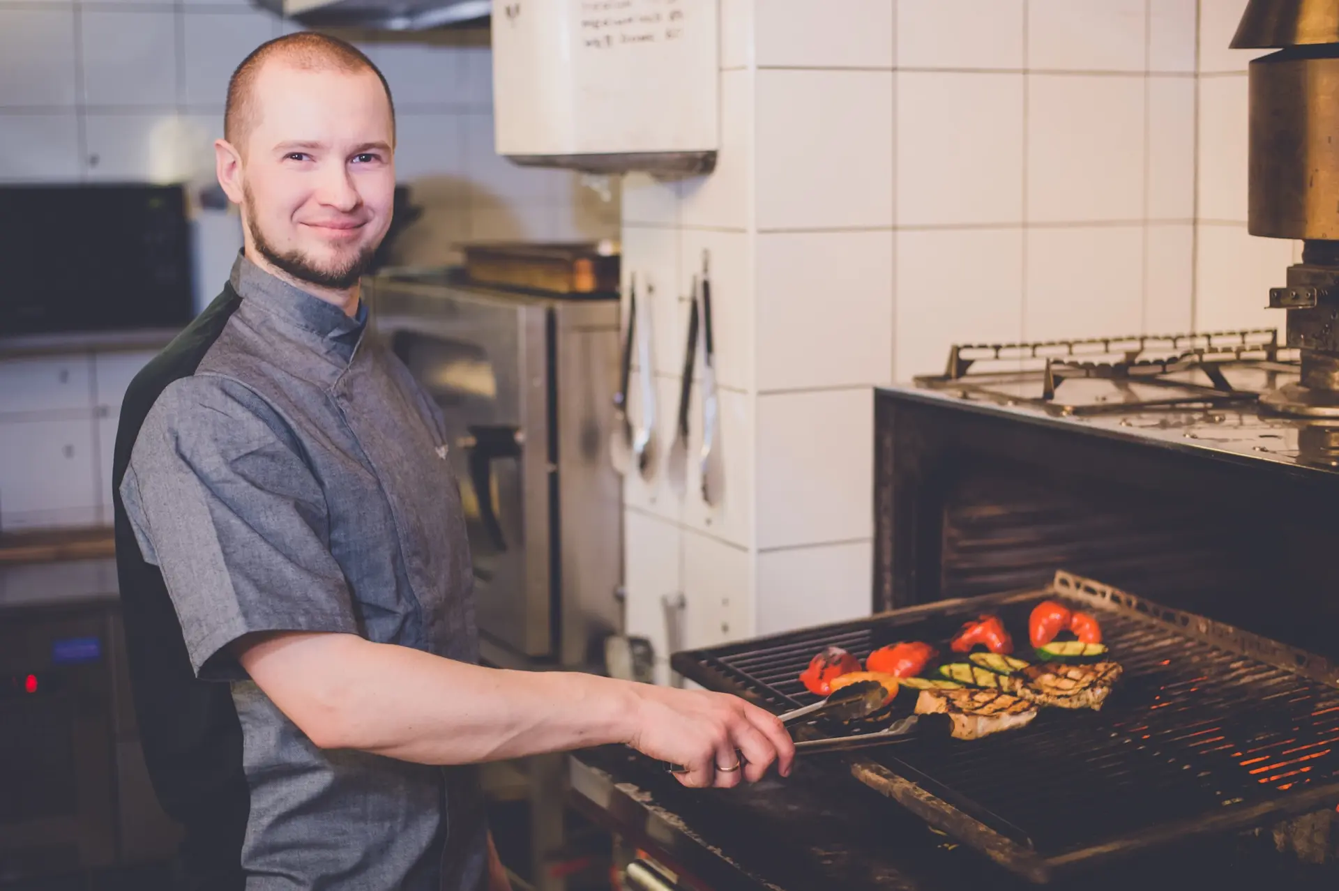 Talleke ja Pullike kokk valmistab liha ja köögivilju Josperi söeahjus